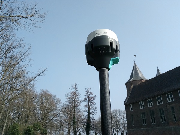 Mobiele RTK GPS ontvanger, Emlid Reach RS2 bij kasteel