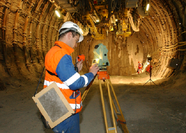 Landmeten in tunnel
